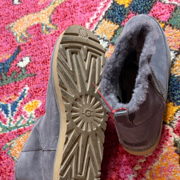 UGG Classic Zip Mini Shade Boots size 12 like new! - Picture 4 of 8